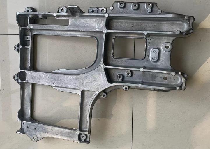 81612430163/81612430215/81612430193 FRONT WHEEL FENDER BRACKET  （TGS/TGX）LH f